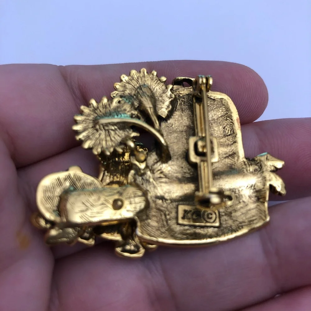 Kenneth Cole Fall Puppy Brooch‎